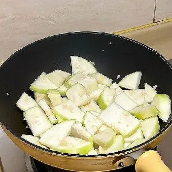 Masukkan potongan terong, lalu aduk sampai rata. Tambahkan cabe rawit yang sudah di ulek sebelumnya, lalu aduk sampai rata.