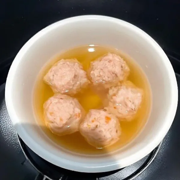 Kukus dalam rice cooker selama 30 menit hingga matang dan lembut. Taburi dengan daun bawang cincang.