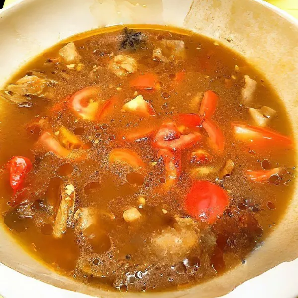 Tuangkan air panas hingga bahan-bahan terendam. Didihkan dengan api besar. Setelah mendidih, kecilkan api dan tutup panci. Masak perlahan selama 30 menit hingga daging menjadi empuk.