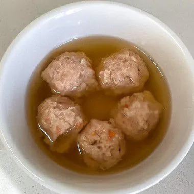 Masukkan bola-bola daging ke dalamnya.