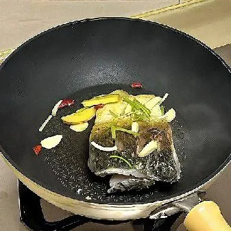 Masukkan jahe iris, bawang putih iris, daun bawang, dan cabe kering. Tumis hingga harum.