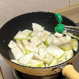 Tumis sebentar, lalu tambahkan kecap asin. Aduk hingga bumbu meresap.