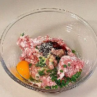 Campurkan daging babi cincang, udang cincang, 1 butir telur, daun bawang, kecap asin, saus tiram, garam, dan penyedap rasa ke dalam satu mangkuk besar.