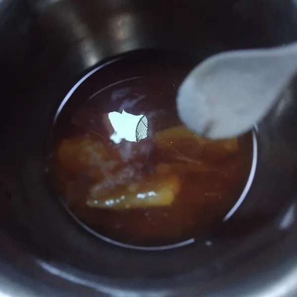 Masukkan garam, lalu aduk sampai rata.