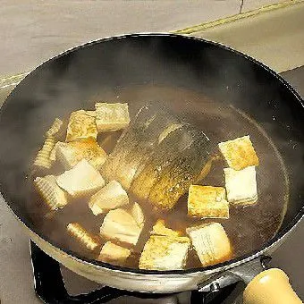 Rebus ikan selama kurang lebih 10 menit dengan api sedang agar bumbu meresap.