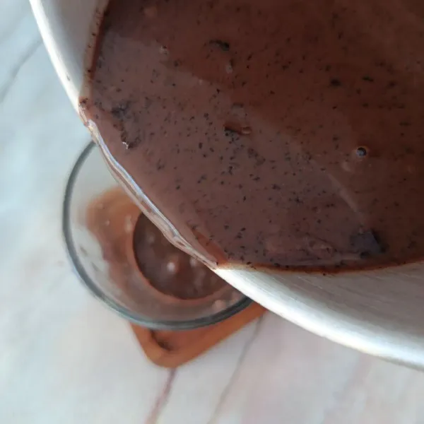 Selagi masih panas, tuangkan adonan ke dalam gelas saji.