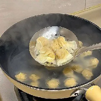 Masak hingga mengapung di permukaan air, tandanya sudah matang. Angkat dan tiriskan. Masukkan ebi, daun bawang, garam, dan lada bubuk ke dalam mangkuk saji.