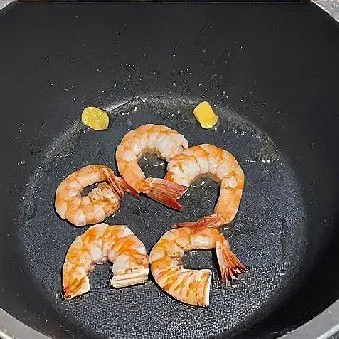 Tambahkan udang, lalu tumis hingga berubah warna menjadi oranye kemerahan dan matang sebagian.