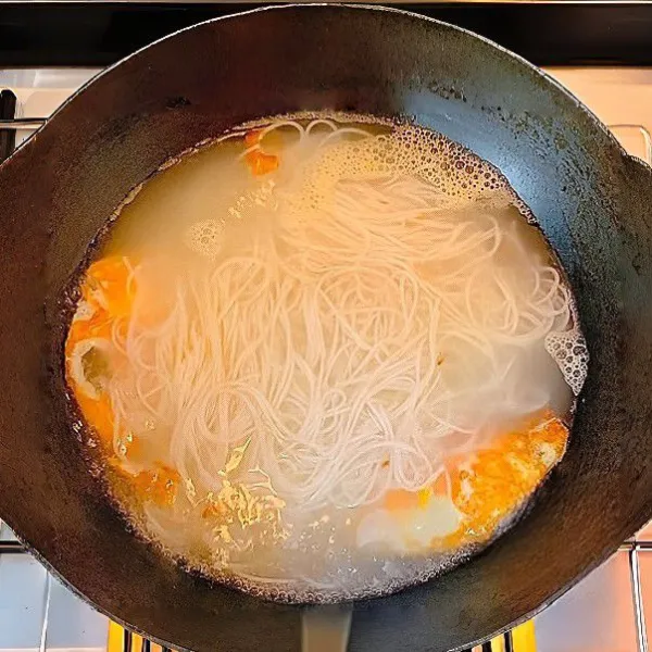 Masukkan mie beras yang telah direndam. Rebus selama 2–3 menit hingga matang dan lembut.