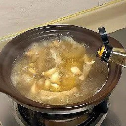 Tambahkan kecap asin, lalu aduk secara perlahan.