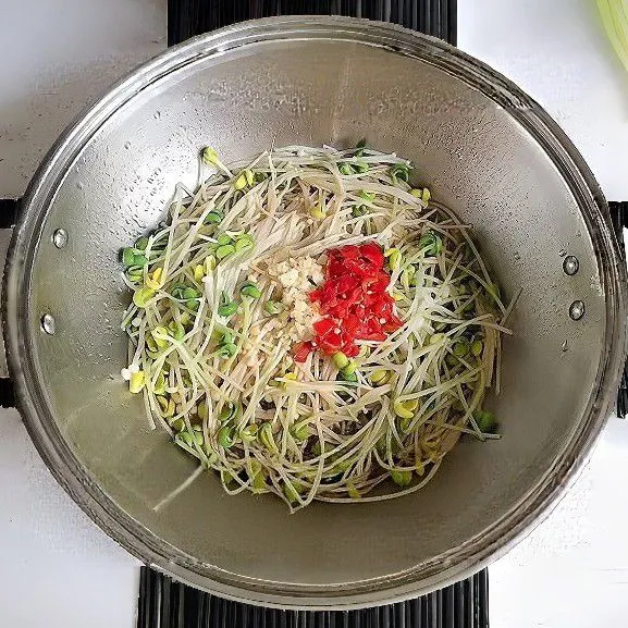 Masukkan sedikit garam halus. Aduk rata.