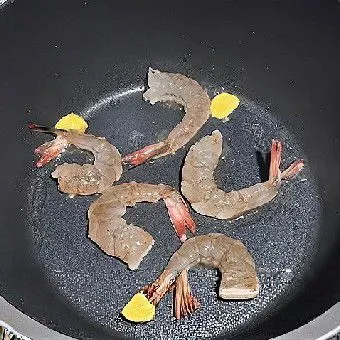 Panaskan minyak goreng di wajan, lalu masukkan jahe iris dan tumis hingga harum.