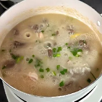 Tambahkan garam, lada putih bubuk, dan bubuk kaldu ayam. Aduk rata hingga semua bumbu tercampur. Taburi daun bawang iris di atas bubur.