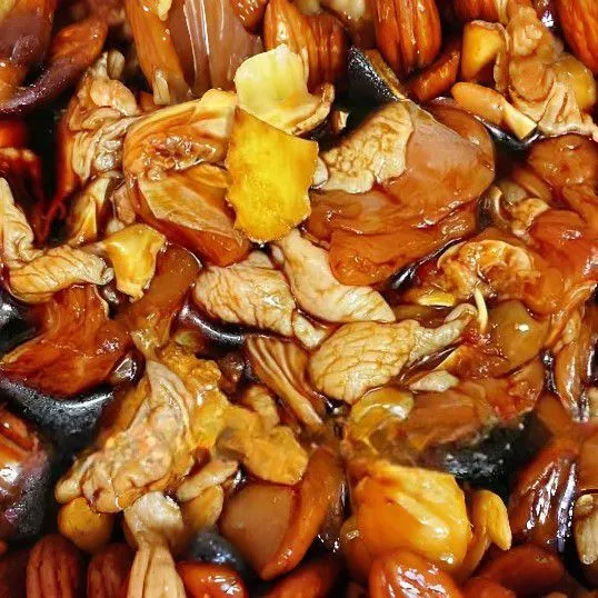 Campurkan paha ayam dengan kecap asin, saus tiram, gula pasir, dan jahe iris. Aduk rata dan diamkan selama 20 menit agar bumbu meresap.