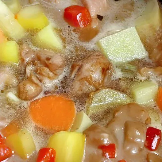 Tuangkan air panas hingga menutupi bahan, lalu tambahkan pasta kari instan. Masak selama 10 menit hingga kentang empuk dan kuah mulai mengental.