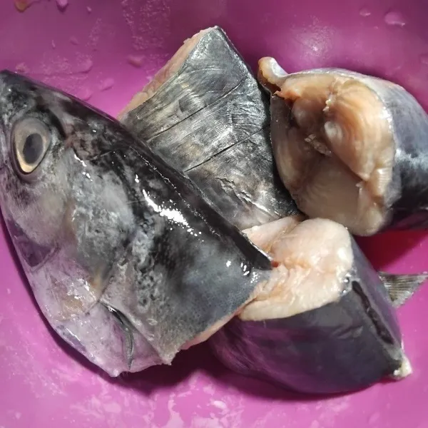 Bersihkan ikan, lalu potong-potong dan beri air perasan jeruk nipis. Diamkan selama beberapa menit, lalu bilas.