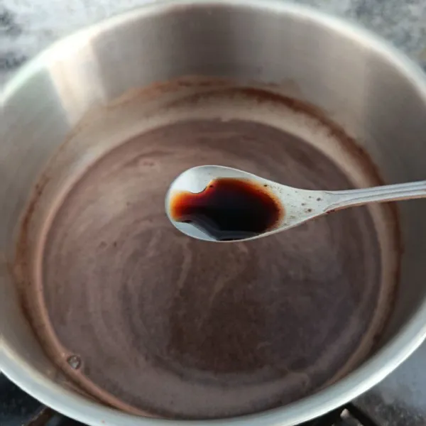Tambahkan stevia dan pasta vanilla, lalu aduk sampai rata.