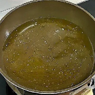 Tuangkan kembali kaldu dari panci presto ke dalam panci biasa, lalu panaskan hingga mendidih.