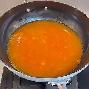 Tuangkan air, lalu aduk sampai rata dan biarkan hingga mendidih.