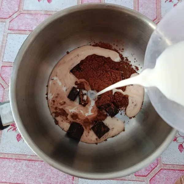 Masukkan potongan cokelat batang, cokelat bubuk, dan susu full cream ke dalam panci.