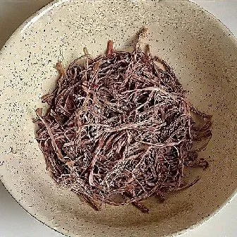 Angkat daging yang telah matang, lalu tiriskan dan suwir halus menggunakan garpu hingga menjadi serat-serat tipis.