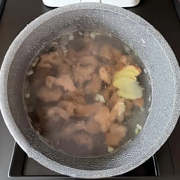 Tambahkan air ke dalam panci dan biarkan mendidih. Setelah air mendidih, kecilkan api dan masukkan irisan daging sapi satu per satu agar tidak menempel. Masak dengan hingga daging berubah warna.