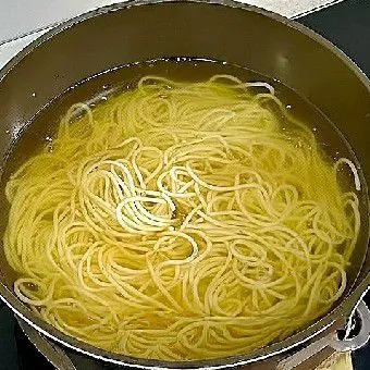 Masukkan mie beras yang telah direndam ke dalam kaldu mendidih, lalu rebus hingga matang dan lembut.