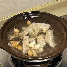 Masukkan iga babi yang sudah direbus sebelumnya ke dalam panci.