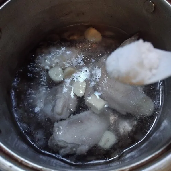 Tambahkan garam, kaldu bubuk, dan lada bubuk. Masak hingga matang.