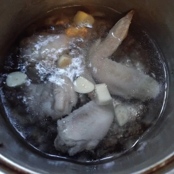 Masukkan bawang putih, lalu rebus hingga minyaknya keluar.