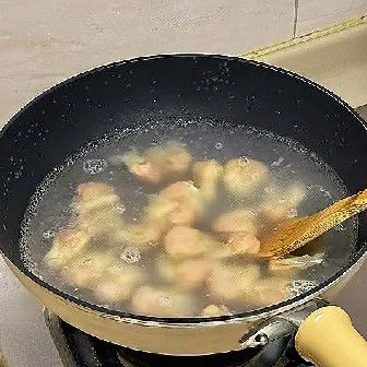 Didihkan ±1 liter air dalam panci, lalu masukkan pangsit ke dalam air mendidih.