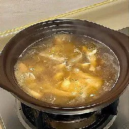 Tambahkan kecap manis untuk memberi warna dan rasa yang lebih kuat.