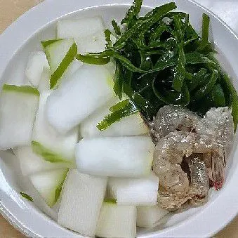 Lumuri udang, labu siam, rumput laut dengan garam, arak masak, dan lada putih bubuk. Diamkan selama 10 menit agar bumbu meresap.