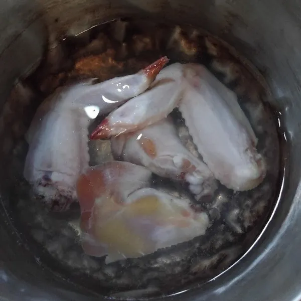 Didihkan air, lalu masukkan ayam.