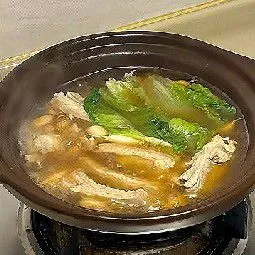 Kecilkan api dan masak dengan api kecil selama 30 menit hingga daging iga empuk dan kaldu terasa kental. Masukkan daun sawi, lalu rebus sebentar hingga sayuran layu.