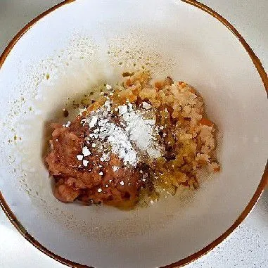 Campurkan sayuran halus dengan daging babi. Tambahkan garam, gula pasir, kecap asin, minyak wijen, dan tepung maizena. Aduk rata dan diamkan selama 15 menit. Bentuk adonan menjadi bola-bola kecil.