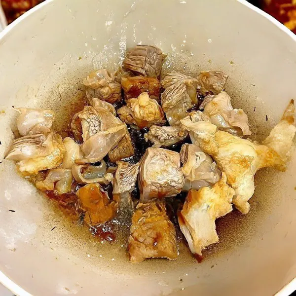 Masukkan daging sapi rebus ke dalam wajan, aduk cepat dengan api besar hingga daging terlapisi karamel gula dan berwarna kecokelatan.