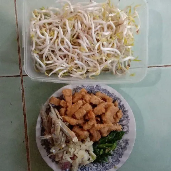 Iris dan cincang bumbu hingga halus, lalu potong tempe menjadi bagian-bagian kecil dan goreng hingga setengah matang.