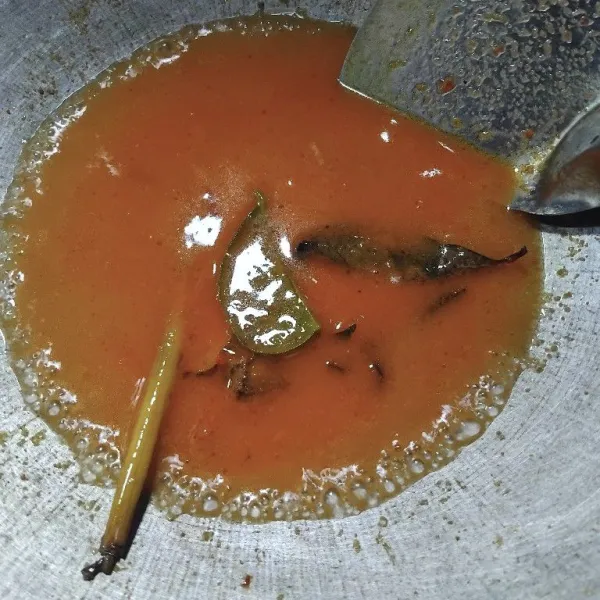 Panaskan minyak, lalu tumis jahe, kemiri, kunyit, cabe merah, bawang putih, dan bawang merah sebagai bumbu halus hingga wangi, lalu tambahkan lengkuas, serai, daun salam, dan daun jeruk sebagai bumbu cemplung. Tumis hingga bumbu matang, lalu tuangkan air .