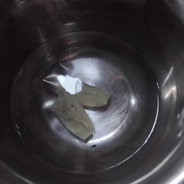 Kupas jahe, lalu cuci bersih dan geprek. Didihkan air, lalu masukkan jahe.