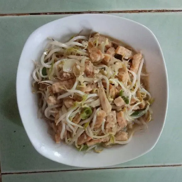 Jangan lupa untuk koreksi rasa. Bila sudah pas, angkat dan sajikan dengan taburan bawang goreng diatasnya.