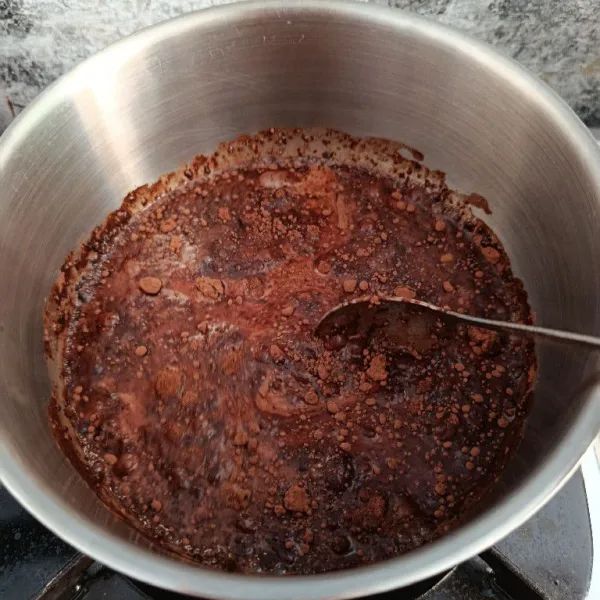 Masak sambil diaduk sampai cokelat batang larut dan mendidih.