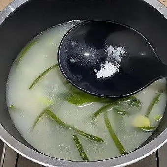 Tambahkan udang yang sudah ditumis ke dalam sup, masak sebentar agar matang sempurna. Bumbui dengan garam, aduk rata.