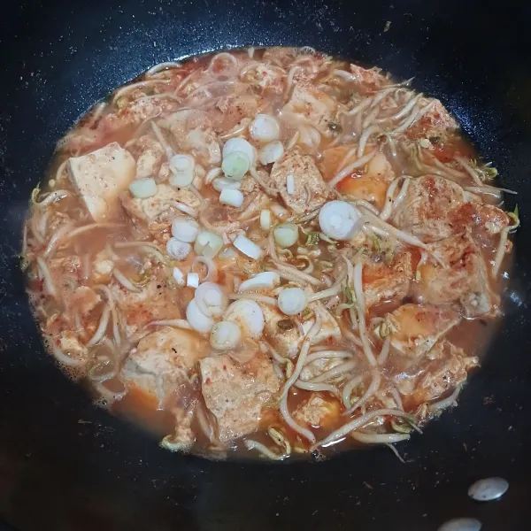 Beri daun bawang, didihkan sebentar. Angkat