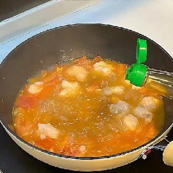 Tambahkan 3 gr garam dan 5 ml kecap asin, aduk rata untuk menyesuaikan rasa