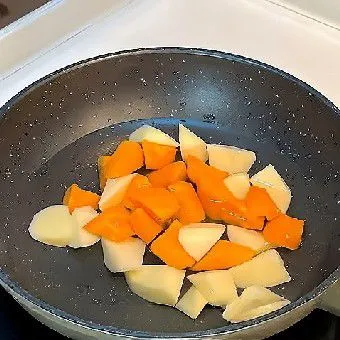 Rebus 150 gr kentang dan 100 gr wortel hingga matang setengah (sekitar 5–7 menit), angkat dan tiriskan