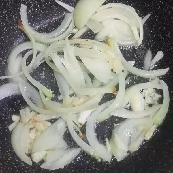 Tumis bawang putih dan bawang bombay sampai harum.