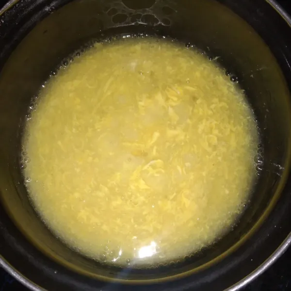 Masukkan telur yang sudah dikocok secara perlahan sambil diaduk-aduk