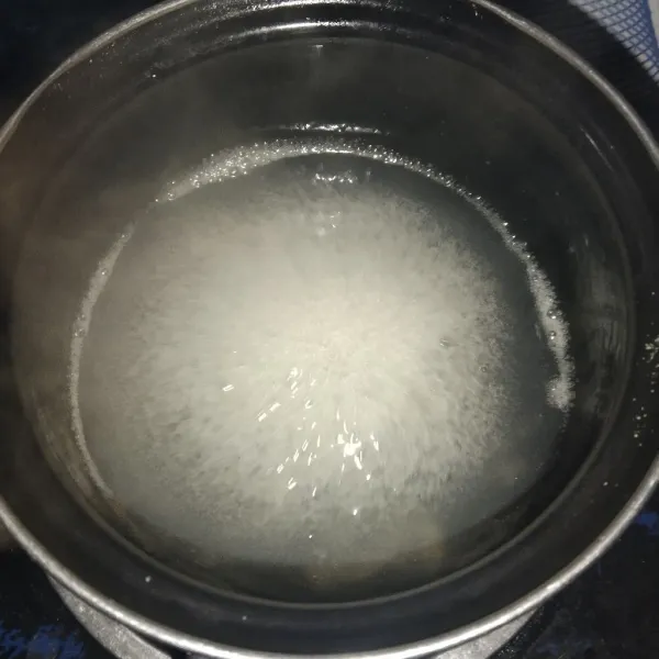 Kemudian, kecilkan api dan tuang larutan maizena aduk-aduk