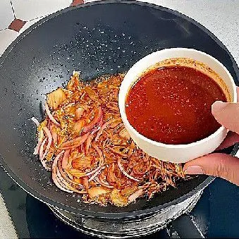 Tuangkan saus bumbu (saus pedas, kecap asin, kecap hitam, kaldu ayam bubuk, dan air 100 ml), aduk hingga rata dan biarkan mendidih